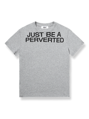 ロゴプリントとスリムシルエットが特徴の半袖Tシャツ