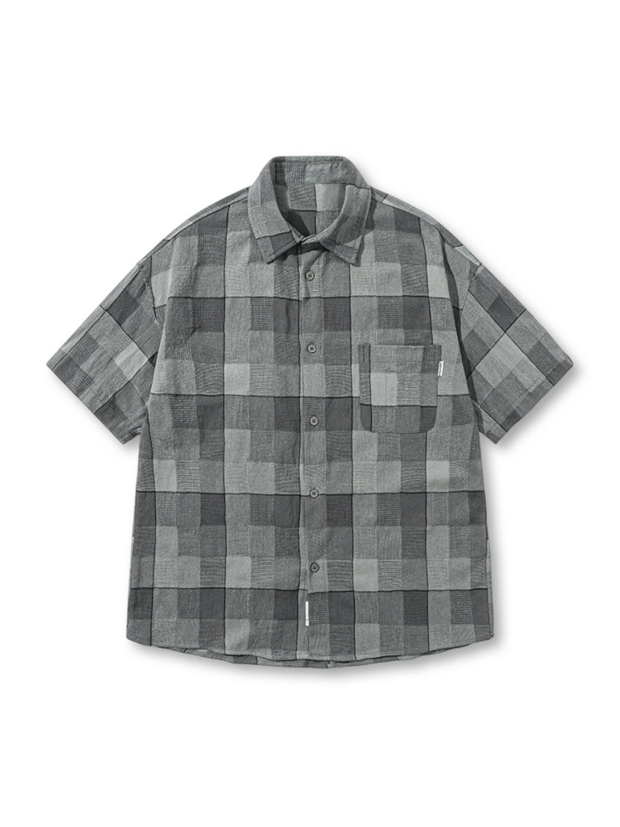 伝統的なチェック柄とヴィンテージワーク感が特徴のルーズフィットシャツ