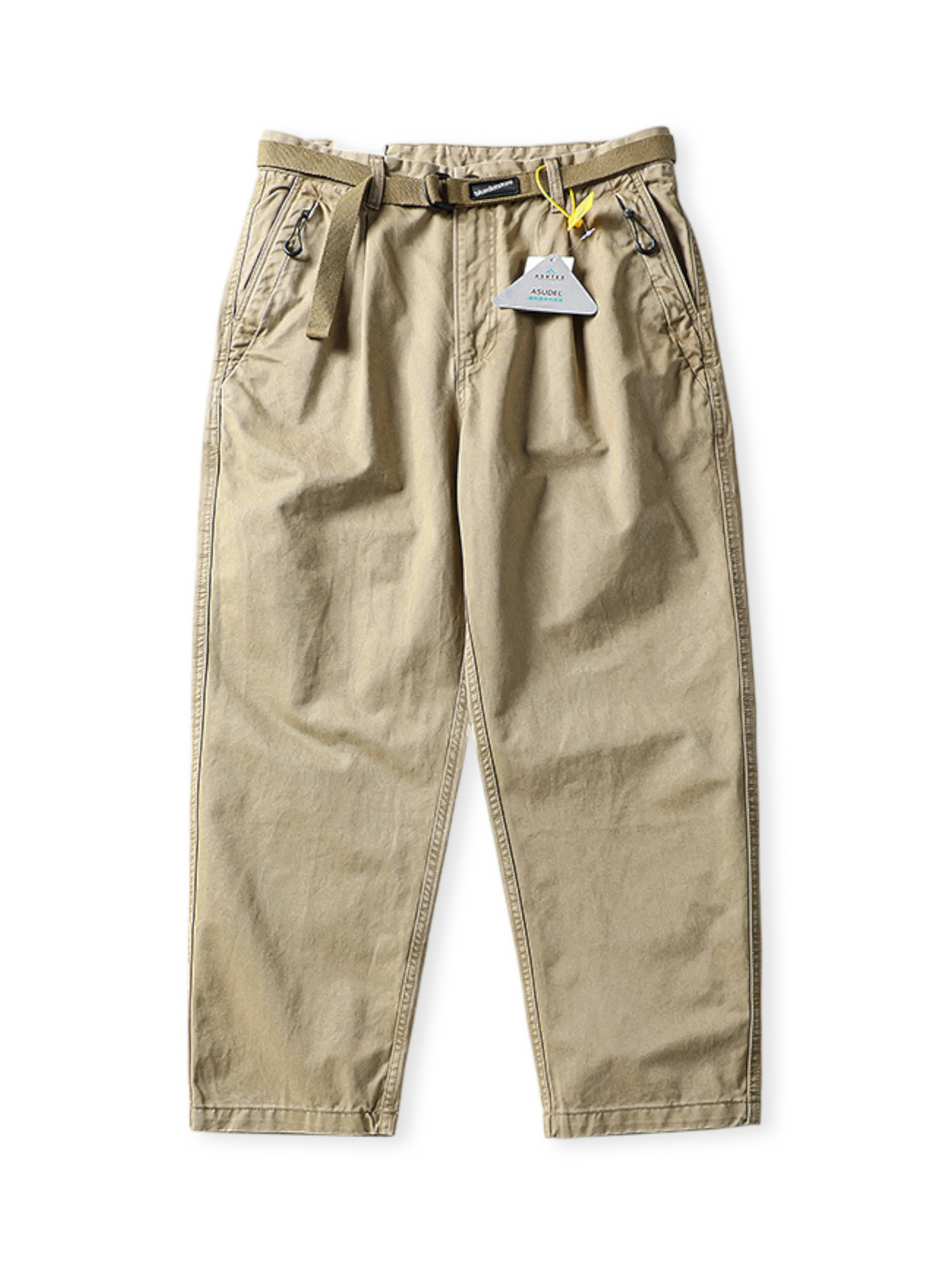 ウォッシュ加工を施したコットン生地のルーズフィットワイドパンツ。ドローコードウエストとテーパード脚部が特徴。