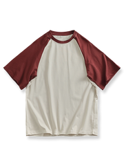 ラグランスリーブとバイカラー切り替えが特徴のルーズフィットコットンTシャツ。