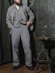 詳細画像: セルビッジ仕上げとブルー・ホワイトストライプのディテール。耐久性の高い11.5oz-12ozのデニム生地、ヴィンテージ感漂うデザイン。
モデル画像: モデルが着用するLOT421 HICKORY鉄道ストライプワークパンツのスタイリング例。レトロなワークウェア、クラシックファッションのコーディネートに最適。