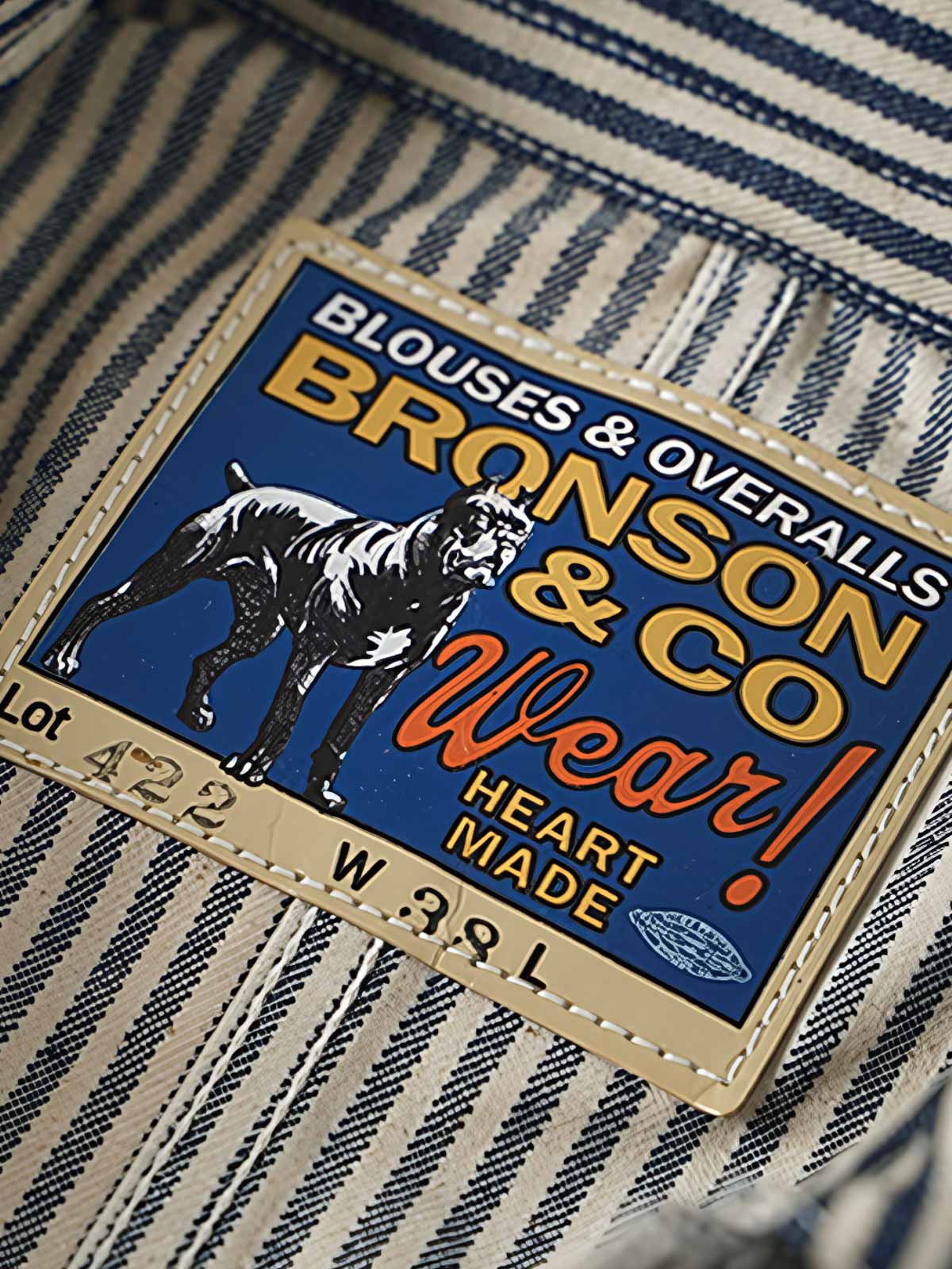 製品画像: LOT422 HICKORY レイルロードストライプワークジャケットの正面画像。クラシックなワークスタイルと希少なセルビッジデニムが特徴。
詳細画像: セルビッジエッジとストライプデニム生地のディテール特写。ヴィンテージ感と耐久性を兼ね備えたデザイン。