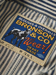 製品画像: LOT422 HICKORY レイルロードストライプワークジャケットの正面画像。クラシックなワークスタイルと希少なセルビッジデニムが特徴。
詳細画像: セルビッジエッジとストライプデニム生地のディテール特写。ヴィンテージ感と耐久性を兼ね備えたデザイン。