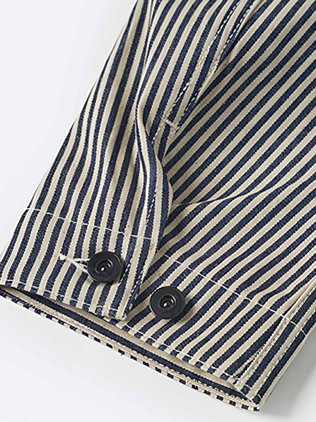 製品画像: LOT422 HICKORY レイルロードストライプワークジャケットの正面画像。クラシックなワークスタイルと希少なセルビッジデニムが特徴。
詳細画像: セルビッジエッジとストライプデニム生地のディテール特写。ヴィンテージ感と耐久性を兼ね備えたデザイン。