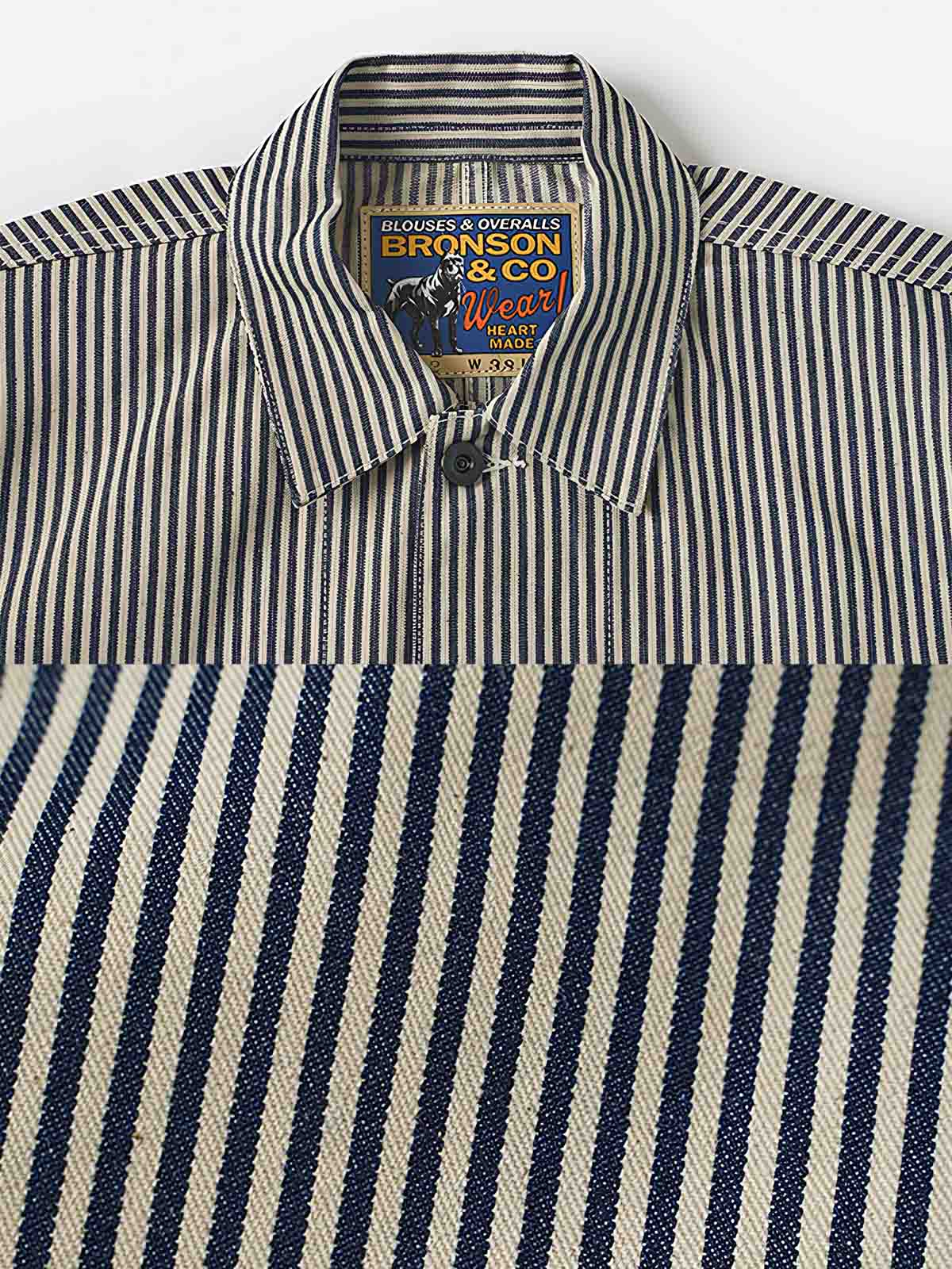 製品画像: LOT422 HICKORY レイルロードストライプワークジャケットの正面画像。クラシックなワークスタイルと希少なセルビッジデニムが特徴。
詳細画像: セルビッジエッジとストライプデニム生地のディテール特写。ヴィンテージ感と耐久性を兼ね備えたデザイン。