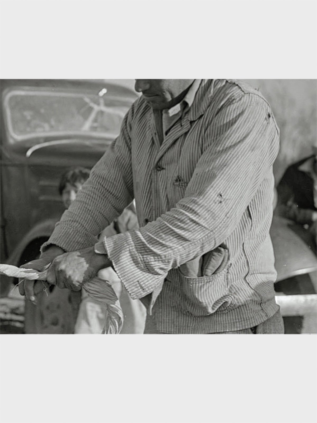 製品画像: LOT422 HICKORY レイルロードストライプワークジャケットの正面画像。クラシックなワークスタイルと希少なセルビッジデニムが特徴。
詳細画像: セルビッジエッジとストライプデニム生地のディテール特写。ヴィンテージ感と耐久性を兼ね備えたデザイン。