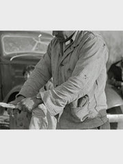 製品画像: LOT422 HICKORY レイルロードストライプワークジャケットの正面画像。クラシックなワークスタイルと希少なセルビッジデニムが特徴。
詳細画像: セルビッジエッジとストライプデニム生地のディテール特写。ヴィンテージ感と耐久性を兼ね備えたデザイン。