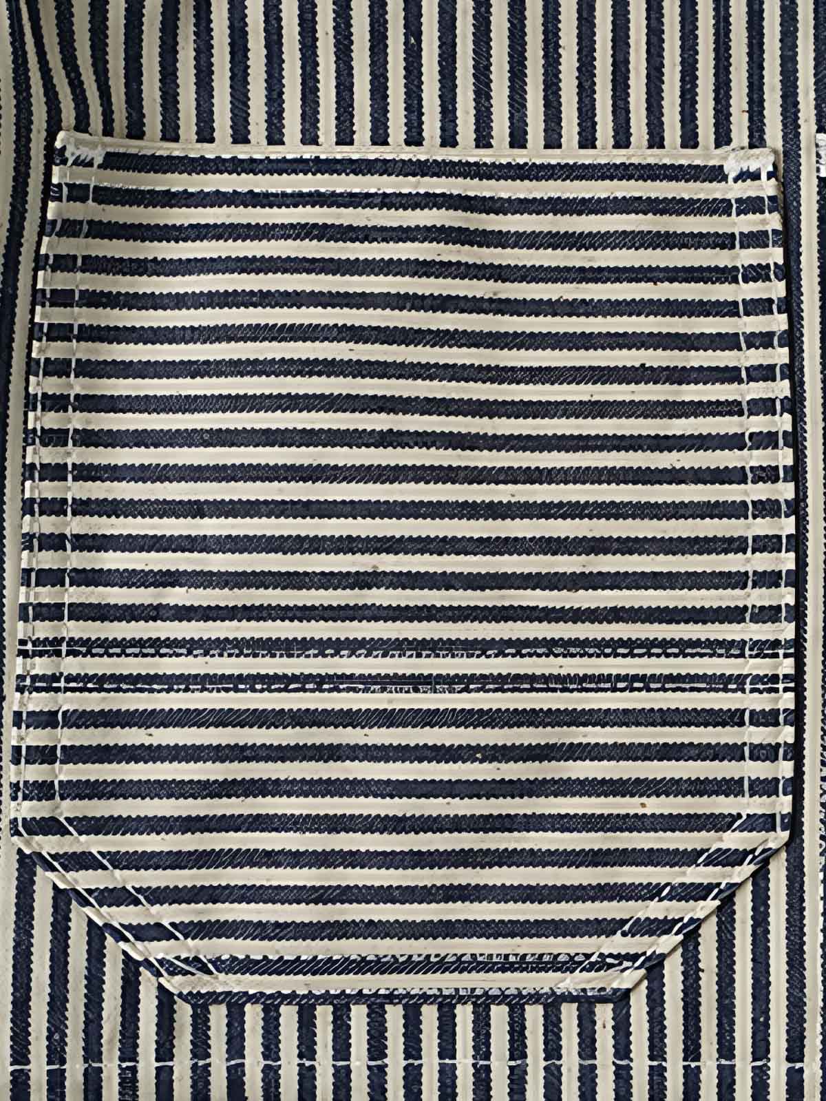 製品画像: LOT422 HICKORY レイルロードストライプワークジャケットの正面画像。クラシックなワークスタイルと希少なセルビッジデニムが特徴。
詳細画像: セルビッジエッジとストライプデニム生地のディテール特写。ヴィンテージ感と耐久性を兼ね備えたデザイン。