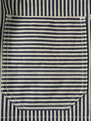 製品画像: LOT422 HICKORY レイルロードストライプワークジャケットの正面画像。クラシックなワークスタイルと希少なセルビッジデニムが特徴。
詳細画像: セルビッジエッジとストライプデニム生地のディテール特写。ヴィンテージ感と耐久性を兼ね備えたデザイン。