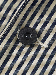 製品画像: LOT422 HICKORY レイルロードストライプワークジャケットの正面画像。クラシックなワークスタイルと希少なセルビッジデニムが特徴。
詳細画像: セルビッジエッジとストライプデニム生地のディテール特写。ヴィンテージ感と耐久性を兼ね備えたデザイン。