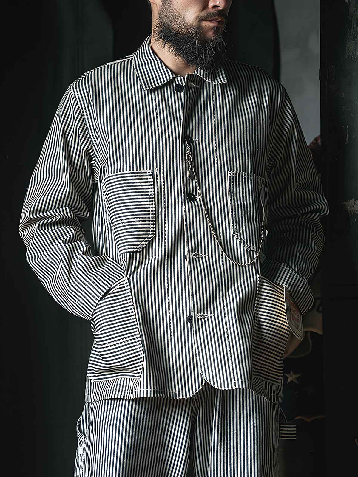 製品画像: LOT422 HICKORY レイルロードストライプワークジャケットの正面画像。クラシックなワークスタイルと希少なセルビッジデニムが特徴。
詳細画像: セルビッジエッジとストライプデニム生地のディテール特写。ヴィンテージ感と耐久性を兼ね備えたデザイン。