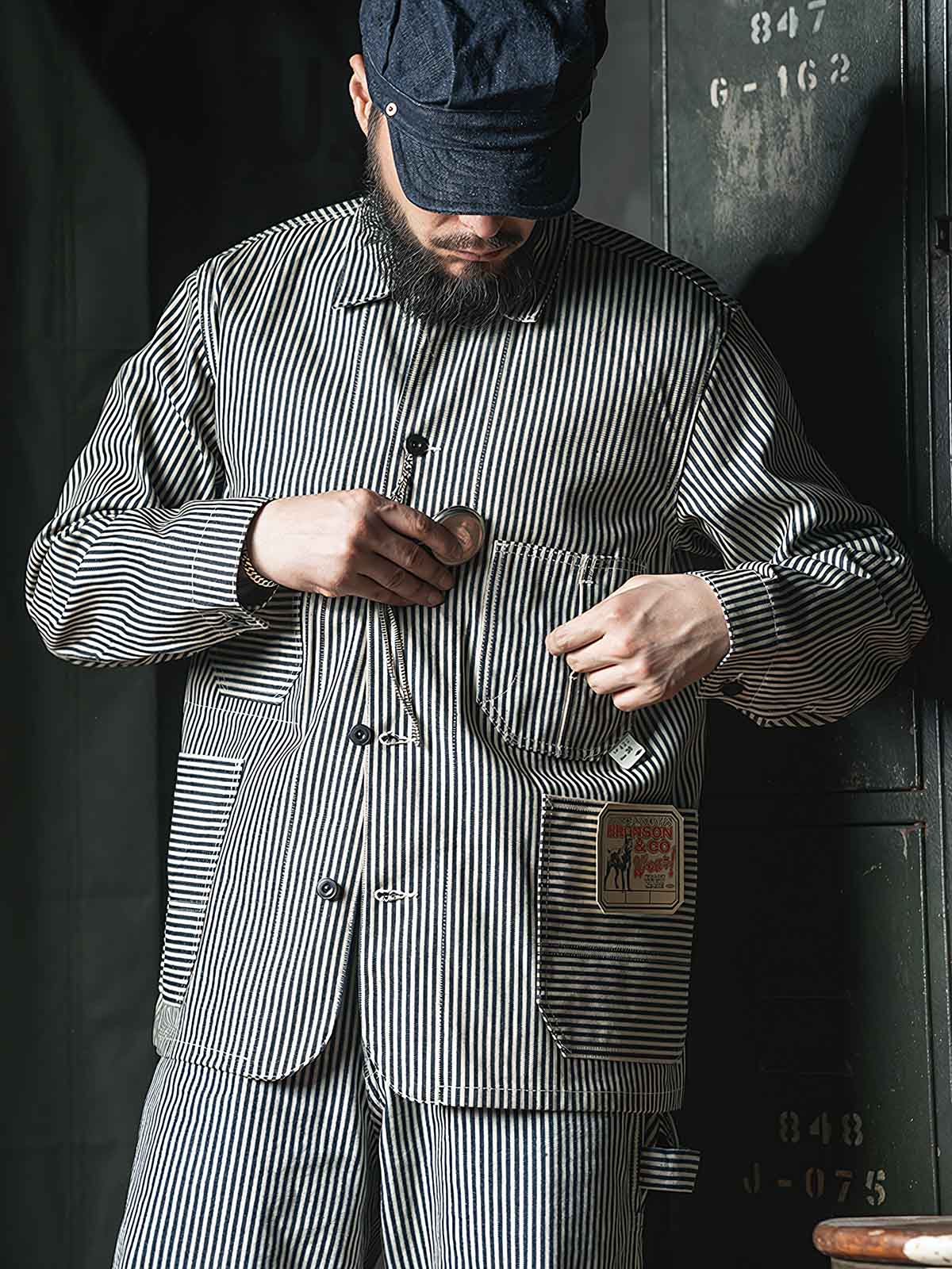 製品画像: LOT422 HICKORY レイルロードストライプワークジャケットの正面画像。クラシックなワークスタイルと希少なセルビッジデニムが特徴。
詳細画像: セルビッジエッジとストライプデニム生地のディテール特写。ヴィンテージ感と耐久性を兼ね備えたデザイン。