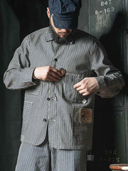 製品画像: LOT422 HICKORY レイルロードストライプワークジャケットの正面画像。クラシックなワークスタイルと希少なセルビッジデニムが特徴。
詳細画像: セルビッジエッジとストライプデニム生地のディテール特写。ヴィンテージ感と耐久性を兼ね備えたデザイン。