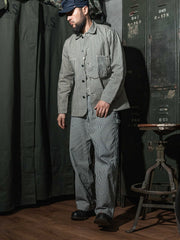 詳細画像: セルビッジエッジとストライプデニム生地のディテール特写。ヴィンテージ感と耐久性を兼ね備えたデザイン。
モデル画像: モデルが着用したLOT422 HICKORY レイルロードストライプワークジャケット。堅牢でスタイリッシュなワークスタイルを演出。