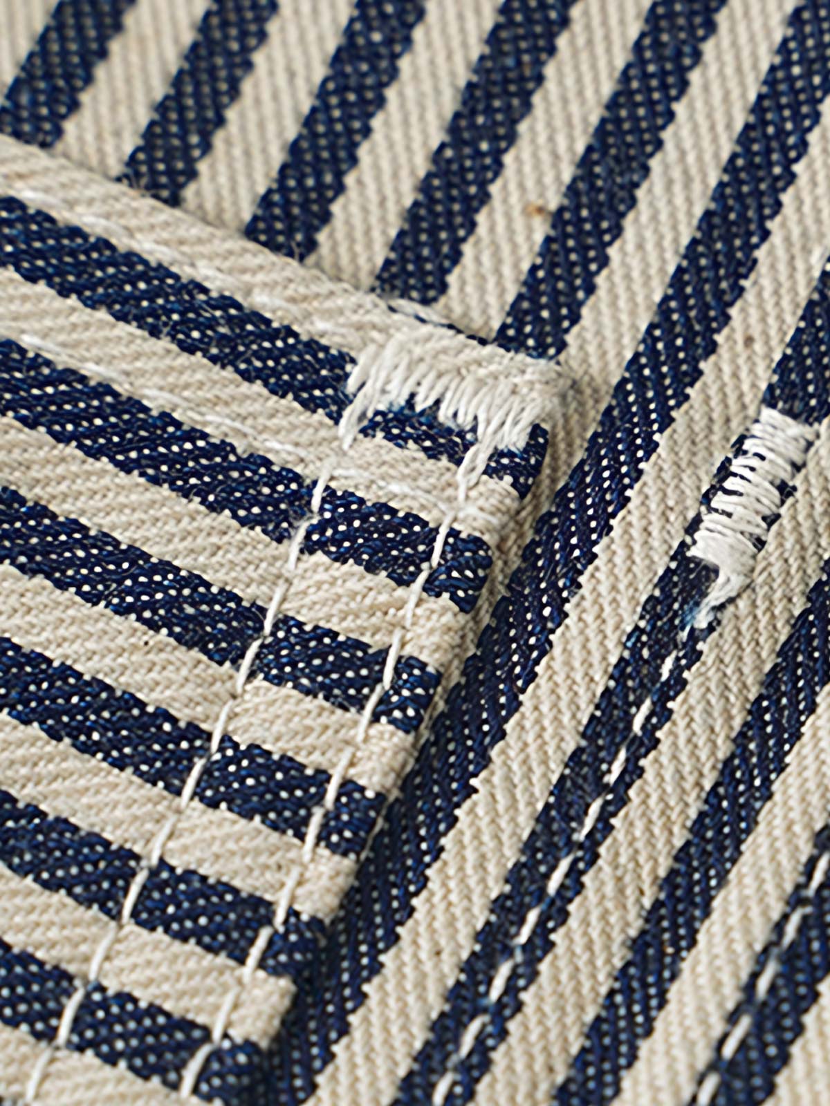 製品画像: LOT422 HICKORY レイルロードストライプワークジャケットの正面画像。クラシックなワークスタイルと希少なセルビッジデニムが特徴。
詳細画像: セルビッジエッジとストライプデニム生地のディテール特写。ヴィンテージ感と耐久性を兼ね備えたデザイン。