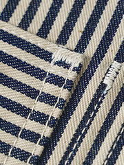 製品画像: LOT422 HICKORY レイルロードストライプワークジャケットの正面画像。クラシックなワークスタイルと希少なセルビッジデニムが特徴。
詳細画像: セルビッジエッジとストライプデニム生地のディテール特写。ヴィンテージ感と耐久性を兼ね備えたデザイン。