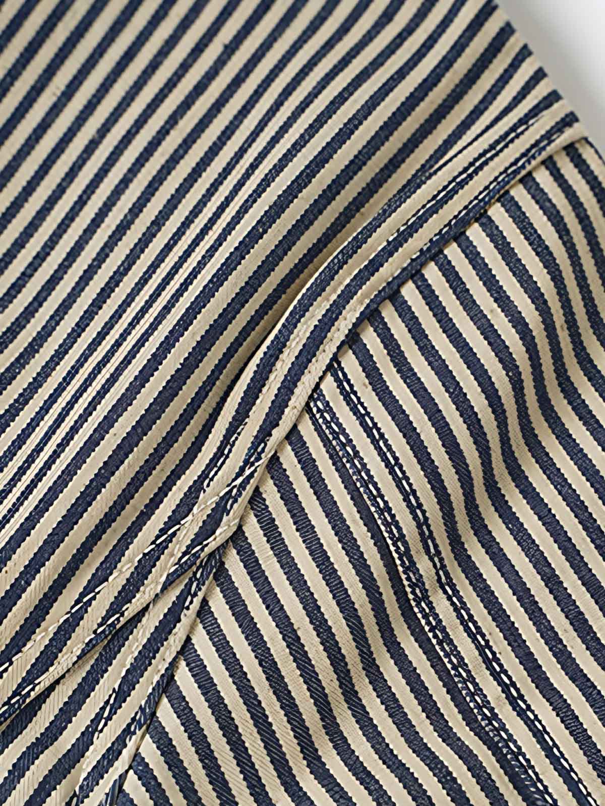 製品画像: LOT422 HICKORY レイルロードストライプワークジャケットの正面画像。クラシックなワークスタイルと希少なセルビッジデニムが特徴。
詳細画像: セルビッジエッジとストライプデニム生地のディテール特写。ヴィンテージ感と耐久性を兼ね備えたデザイン。