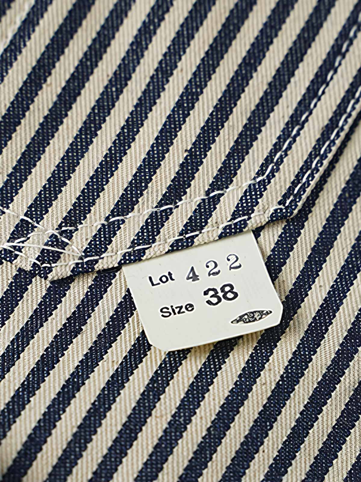 製品画像: LOT422 HICKORY レイルロードストライプワークジャケットの正面画像。クラシックなワークスタイルと希少なセルビッジデニムが特徴。
詳細画像: セルビッジエッジとストライプデニム生地のディテール特写。ヴィンテージ感と耐久性を兼ね備えたデザイン。