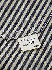 製品画像: LOT422 HICKORY レイルロードストライプワークジャケットの正面画像。クラシックなワークスタイルと希少なセルビッジデニムが特徴。
詳細画像: セルビッジエッジとストライプデニム生地のディテール特写。ヴィンテージ感と耐久性を兼ね備えたデザイン。