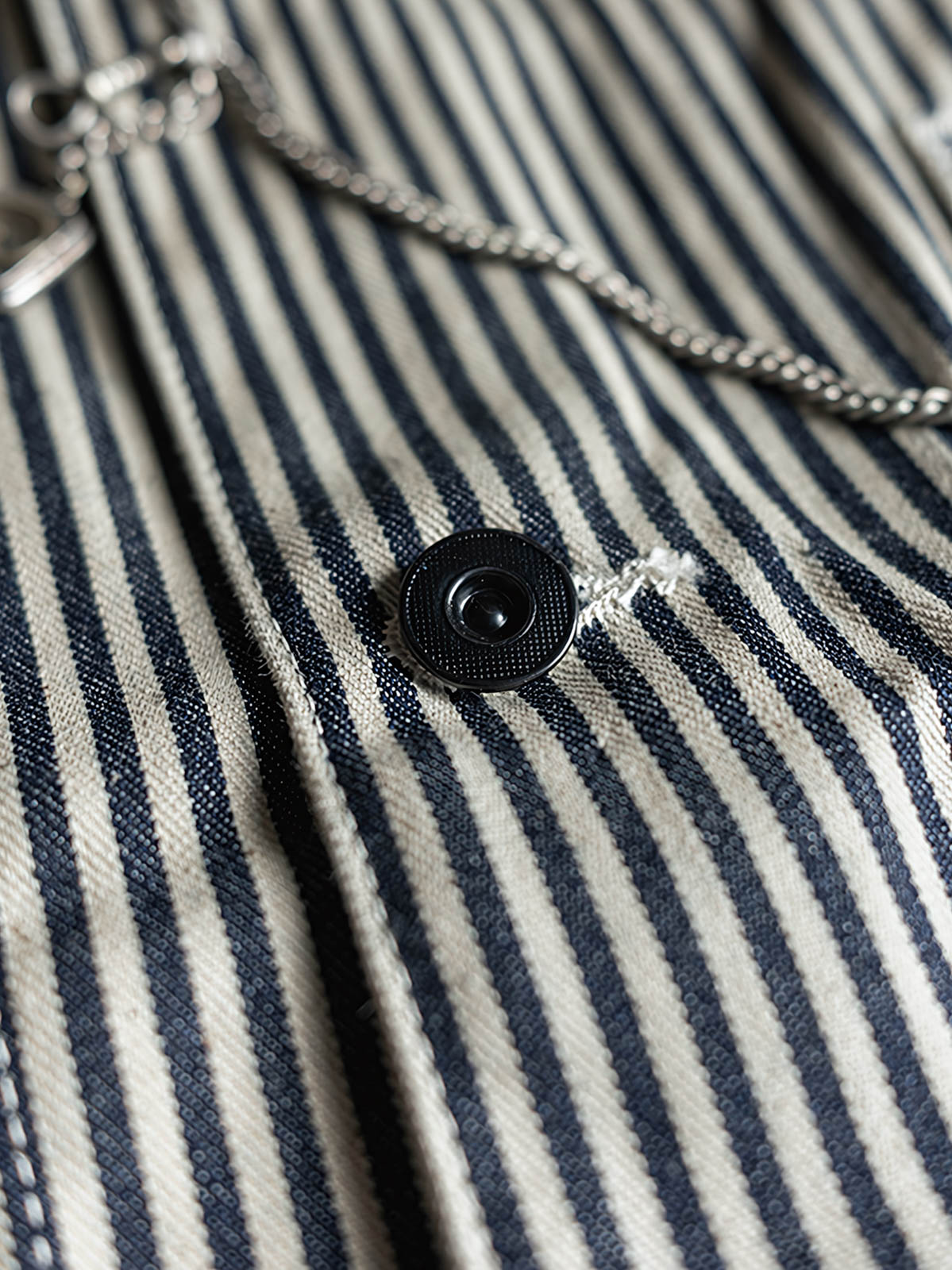 製品画像: LOT422 HICKORY レイルロードストライプワークジャケットの正面画像。クラシックなワークスタイルと希少なセルビッジデニムが特徴。
詳細画像: セルビッジエッジとストライプデニム生地のディテール特写。ヴィンテージ感と耐久性を兼ね備えたデザイン。