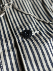 製品画像: LOT422 HICKORY レイルロードストライプワークジャケットの正面画像。クラシックなワークスタイルと希少なセルビッジデニムが特徴。
詳細画像: セルビッジエッジとストライプデニム生地のディテール特写。ヴィンテージ感と耐久性を兼ね備えたデザイン。