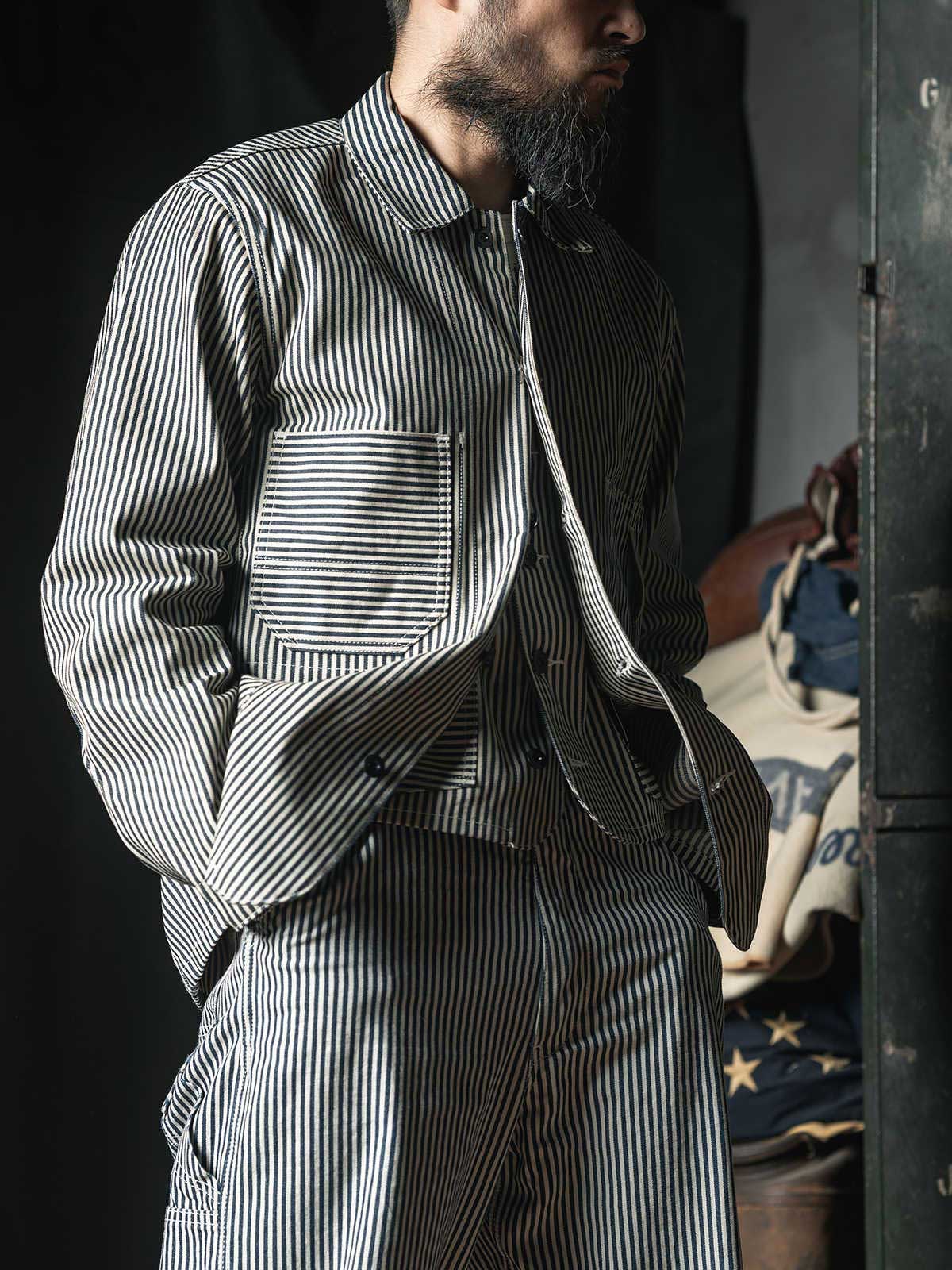 製品画像: LOT422 HICKORY レイルロードストライプワークジャケットの正面画像。クラシックなワークスタイルと希少なセルビッジデニムが特徴。
詳細画像: セルビッジエッジとストライプデニム生地のディテール特写。ヴィンテージ感と耐久性を兼ね備えたデザイン。