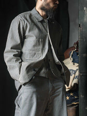 製品画像: LOT422 HICKORY レイルロードストライプワークジャケットの正面画像。クラシックなワークスタイルと希少なセルビッジデニムが特徴。
詳細画像: セルビッジエッジとストライプデニム生地のディテール特写。ヴィンテージ感と耐久性を兼ね備えたデザイン。