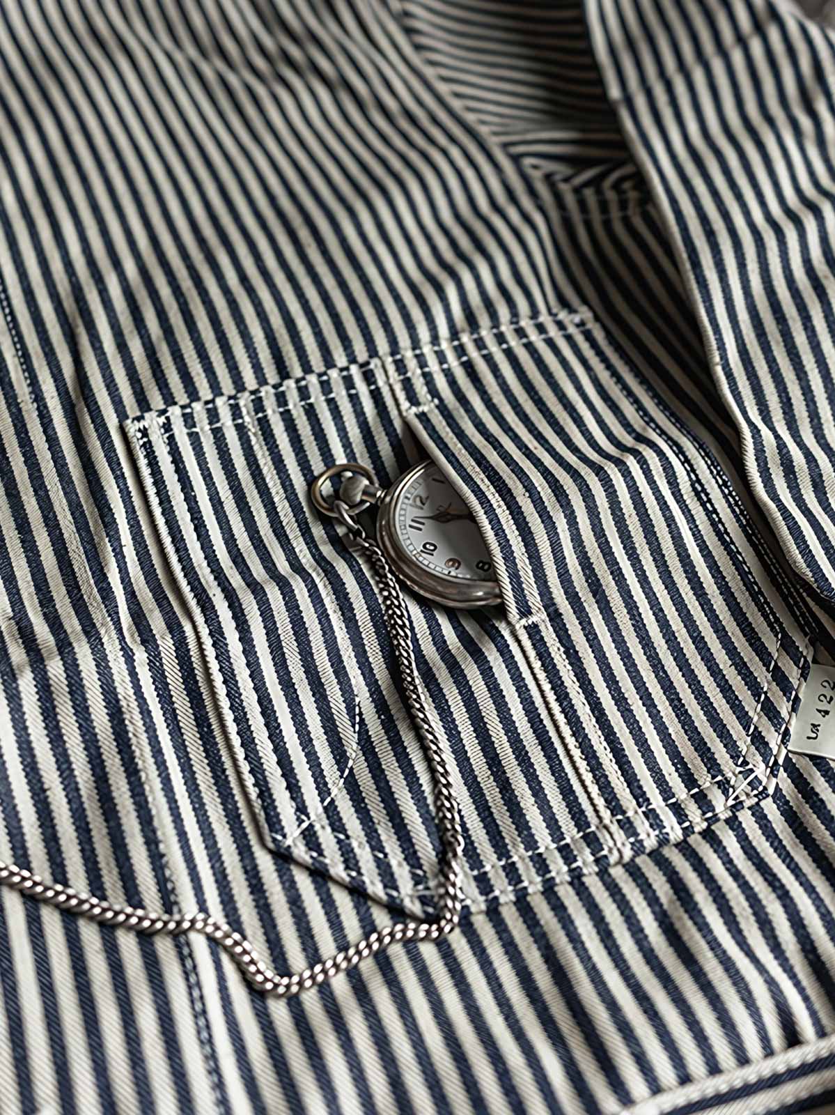 製品画像: LOT422 HICKORY レイルロードストライプワークジャケットの正面画像。クラシックなワークスタイルと希少なセルビッジデニムが特徴。
詳細画像: セルビッジエッジとストライプデニム生地のディテール特写。ヴィンテージ感と耐久性を兼ね備えたデザイン。