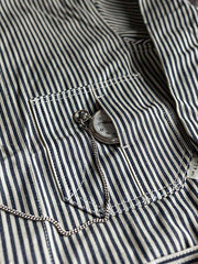 製品画像: LOT422 HICKORY レイルロードストライプワークジャケットの正面画像。クラシックなワークスタイルと希少なセルビッジデニムが特徴。
詳細画像: セルビッジエッジとストライプデニム生地のディテール特写。ヴィンテージ感と耐久性を兼ね備えたデザイン。