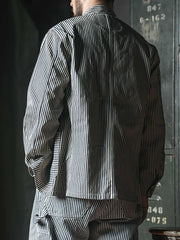 詳細画像: セルビッジエッジとストライプデニム生地のディテール特写。ヴィンテージ感と耐久性を兼ね備えたデザイン。
モデル画像: モデルが着用したLOT422 HICKORY レイルロードストライプワークジャケット。堅牢でスタイリッシュなワークスタイルを演出。