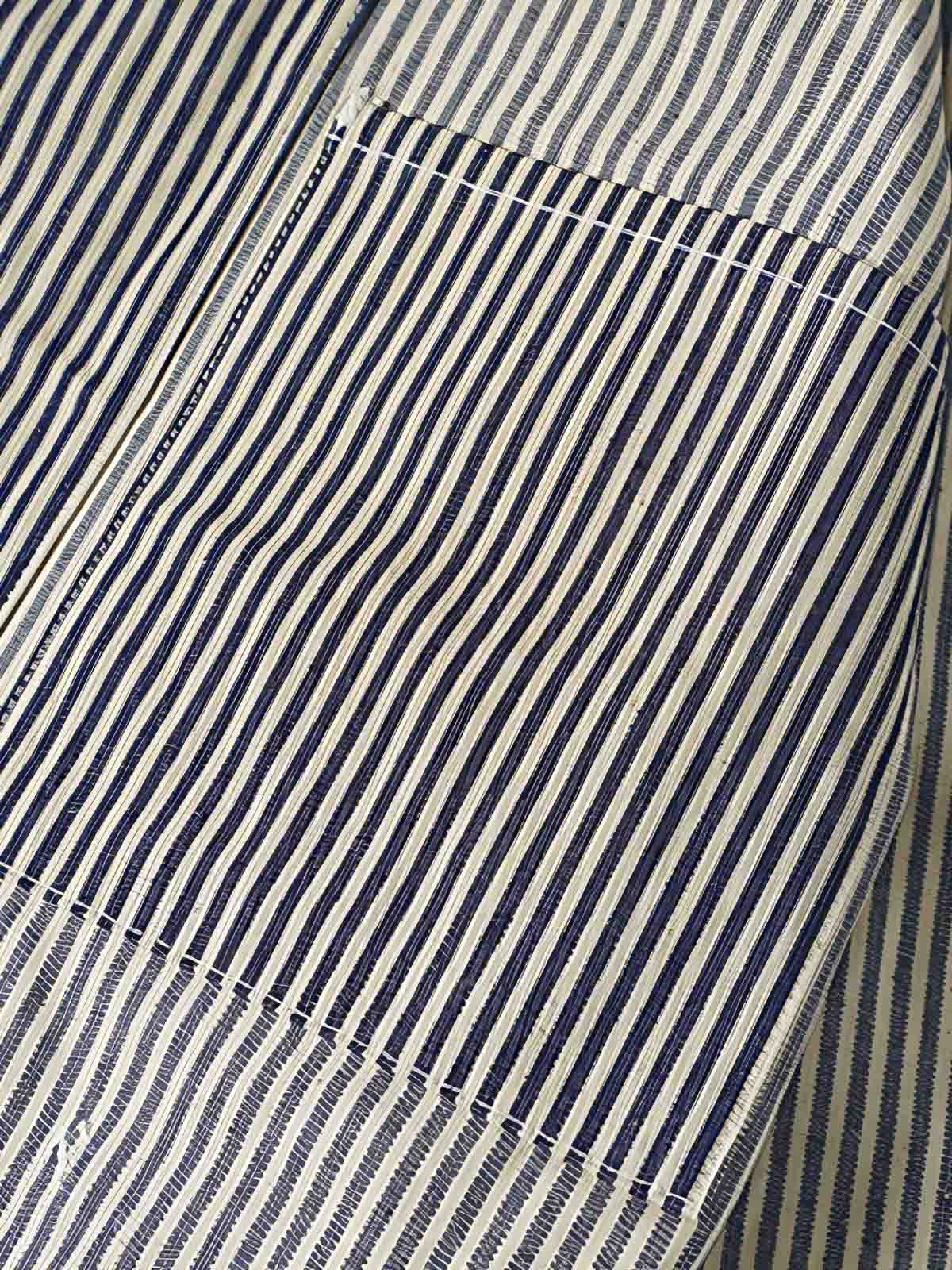 製品画像: LOT422 HICKORY レイルロードストライプワークジャケットの正面画像。クラシックなワークスタイルと希少なセルビッジデニムが特徴。
詳細画像: セルビッジエッジとストライプデニム生地のディテール特写。ヴィンテージ感と耐久性を兼ね備えたデザイン。