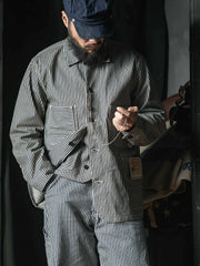 詳細画像: セルビッジエッジとストライプデニム生地のディテール特写。ヴィンテージ感と耐久性を兼ね備えたデザイン。
モデル画像: モデルが着用したLOT422 HICKORY レイルロードストライプワークジャケット。堅牢でスタイリッシュなワークスタイルを演出。