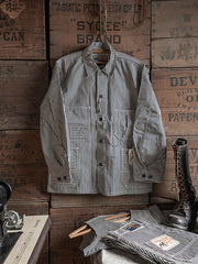 製品画像: LOT422 HICKORY レイルロードストライプワークジャケットの正面画像。クラシックなワークスタイルと希少なセルビッジデニムが特徴。
詳細画像: セルビッジエッジとストライプデニム生地のディテール特写。ヴィンテージ感と耐久性を兼ね備えたデザイン。