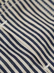 製品画像: LOT422 HICKORY レイルロードストライプワークジャケットの正面画像。クラシックなワークスタイルと希少なセルビッジデニムが特徴。
詳細画像: セルビッジエッジとストライプデニム生地のディテール特写。ヴィンテージ感と耐久性を兼ね備えたデザイン。