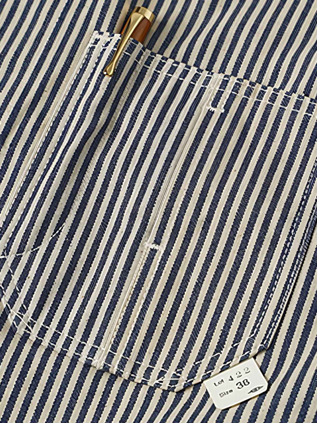 製品画像: LOT422 HICKORY レイルロードストライプワークジャケットの正面画像。クラシックなワークスタイルと希少なセルビッジデニムが特徴。
詳細画像: セルビッジエッジとストライプデニム生地のディテール特写。ヴィンテージ感と耐久性を兼ね備えたデザイン。