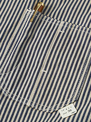 製品画像: LOT422 HICKORY レイルロードストライプワークジャケットの正面画像。クラシックなワークスタイルと希少なセルビッジデニムが特徴。
詳細画像: セルビッジエッジとストライプデニム生地のディテール特写。ヴィンテージ感と耐久性を兼ね備えたデザイン。