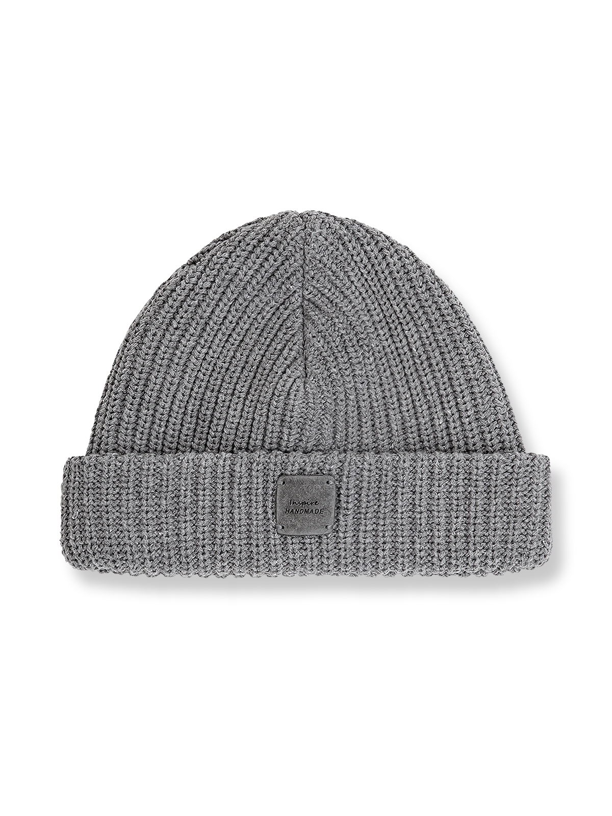 レザーパッチが付いたローゲージ編みの保温性ニットキャップ。