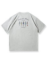 レトロ広告風ルアープリントと「don’t bite, bait」メッセージが特徴のコットンTシャツ。