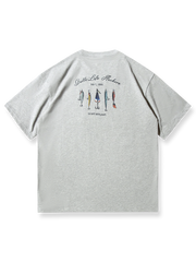 レトロ広告風ルアープリントと「don’t bite, bait」メッセージが特徴のコットンTシャツ。