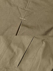 製品画像: M-42パラシュートジャケットの正面画像。ヴィンテージミリタリースタイルが際立つ高光沢ツイルコットンジャケット。
詳細画像: ジャケットのポケットとウエストベルトのディテール。機能性とデザイン性を兼ね備えたディテール。