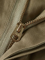 製品画像: M-42パラシュートジャケットの正面画像。ヴィンテージミリタリースタイルが際立つ高光沢ツイルコットンジャケット。
詳細画像: ジャケットのポケットとウエストベルトのディテール。機能性とデザイン性を兼ね備えたディテール。