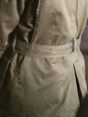 製品画像: M-42パラシュートジャケットの正面画像。ヴィンテージミリタリースタイルが際立つ高光沢ツイルコットンジャケット。
詳細画像: ジャケットのポケットとウエストベルトのディテール。機能性とデザイン性を兼ね備えたディテール。