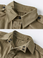 製品画像: M-42パラシュートジャケットの正面画像。ヴィンテージミリタリースタイルが際立つ高光沢ツイルコットンジャケット。
詳細画像: ジャケットのポケットとウエストベルトのディテール。機能性とデザイン性を兼ね備えたディテール。