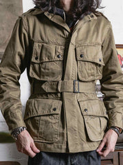 詳細画像: ジャケットのポケットとウエストベルトのディテール。機能性とデザイン性を兼ね備えたディテール。
モデル画像: モデルが着用したM-42パラシュートジャケット。ヴィンテージミリタリースタイルの完成度が高いアイテム。