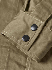 製品画像: M-42パラシュートジャケットの正面画像。ヴィンテージミリタリースタイルが際立つ高光沢ツイルコットンジャケット。
詳細画像: ジャケットのポケットとウエストベルトのディテール。機能性とデザイン性を兼ね備えたディテール。