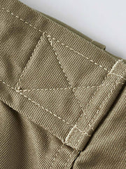 製品画像: M-42パラシュートジャケットの正面画像。ヴィンテージミリタリースタイルが際立つ高光沢ツイルコットンジャケット。
詳細画像: ジャケットのポケットとウエストベルトのディテール。機能性とデザイン性を兼ね備えたディテール。