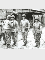 製品画像: M-42パラシュートジャケットの正面画像。ヴィンテージミリタリースタイルが際立つ高光沢ツイルコットンジャケット。
詳細画像: ジャケットのポケットとウエストベルトのディテール。機能性とデザイン性を兼ね備えたディテール。