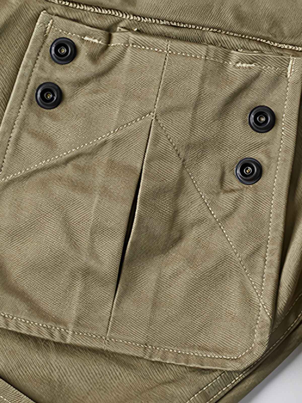 製品画像: M-42パラシュートジャケットの正面画像。ヴィンテージミリタリースタイルが際立つ高光沢ツイルコットンジャケット。
詳細画像: ジャケットのポケットとウエストベルトのディテール。機能性とデザイン性を兼ね備えたディテール。