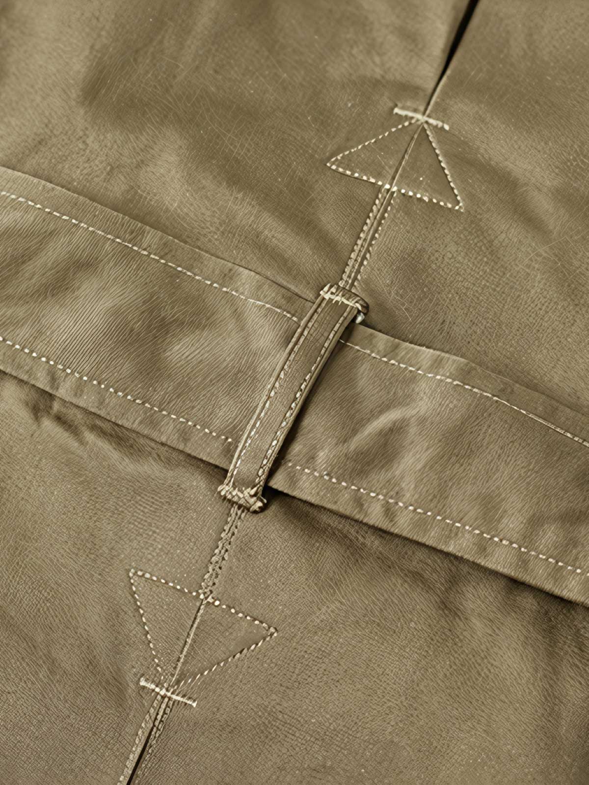 製品画像: M-42パラシュートジャケットの正面画像。ヴィンテージミリタリースタイルが際立つ高光沢ツイルコットンジャケット。
詳細画像: ジャケットのポケットとウエストベルトのディテール。機能性とデザイン性を兼ね備えたディテール。