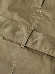 製品画像: M-42パラシュートジャケットの正面画像。ヴィンテージミリタリースタイルが際立つ高光沢ツイルコットンジャケット。
詳細画像: ジャケットのポケットとウエストベルトのディテール。機能性とデザイン性を兼ね備えたディテール。